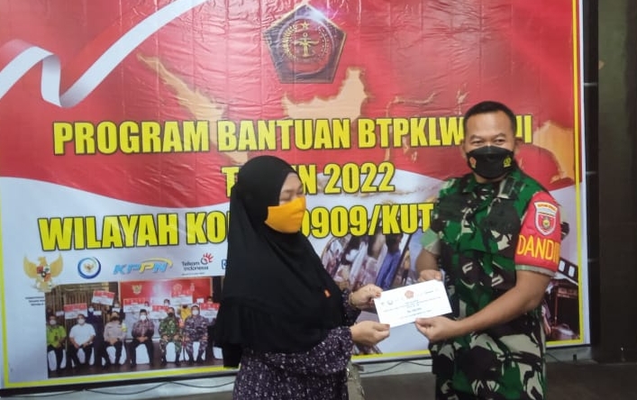 Kodim 0909/KTM Salurkan Bantuan Tunai Rp600 Ribu untuk 5000 PKL, Warung dan Nelayan